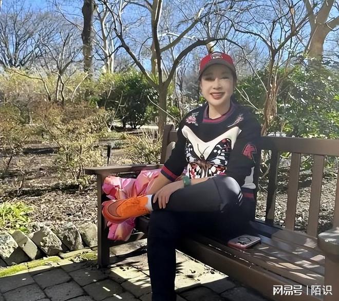 九游娱乐文化：这一次意外摔倒、分不清人的刘晓庆终要败在75岁这个年龄上了(图7)