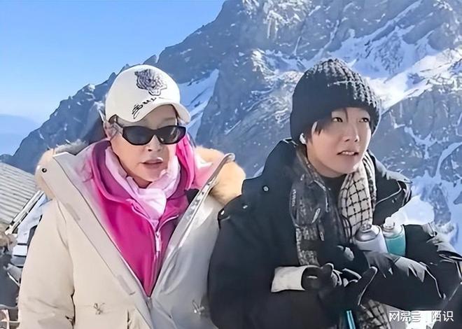 九游娱乐文化：这一次意外摔倒、分不清人的刘晓庆终要败在75岁这个年龄上了(图4)