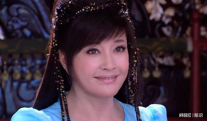 九游娱乐文化：这一次意外摔倒、分不清人的刘晓庆终要败在75岁这个年龄上了(图10)