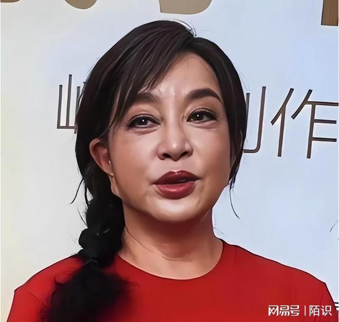 九游娱乐文化：这一次意外摔倒、分不清人的刘晓庆终要败在75岁这个年龄上了(图11)