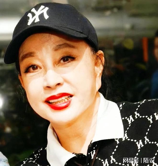 九游娱乐文化：这一次意外摔倒、分不清人的刘晓庆终要败在75岁这个年龄上了(图23)