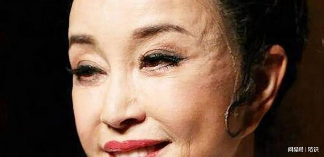 九游娱乐文化：这一次意外摔倒、分不清人的刘晓庆终要败在75岁这个年龄上了(图20)