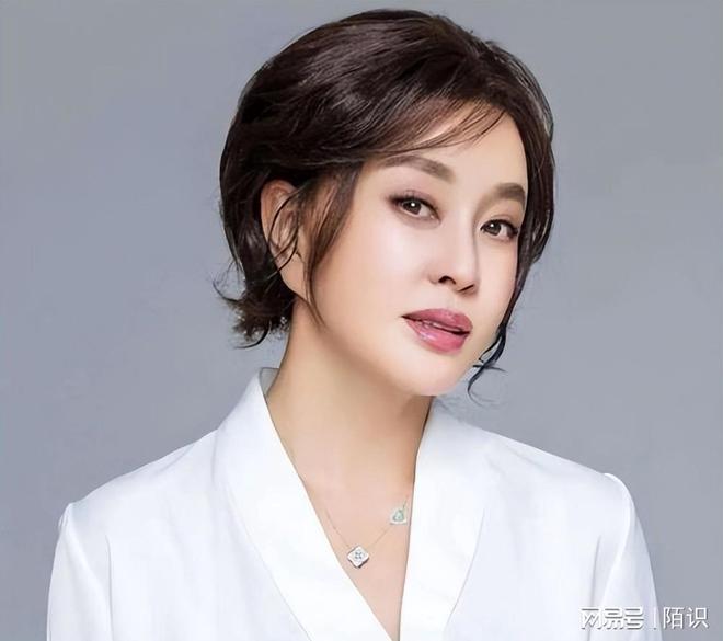 九游娱乐文化：这一次意外摔倒、分不清人的刘晓庆终要败在75岁这个年龄上了(图24)