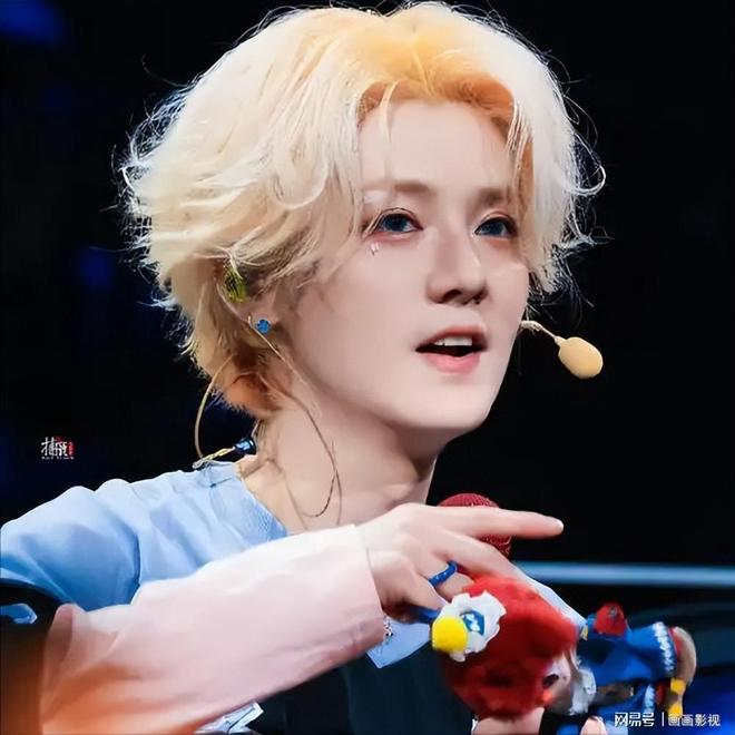 8年爱情长跑迎来结局？鹿晗关晓彤疑分手再登热搜(图2)