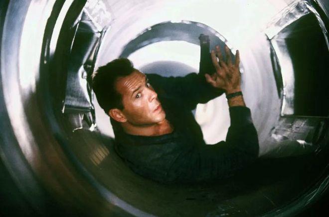 九游娱乐：90年代全球最卖座的10部经典电影《虎胆龙威》仅排第7(图4)