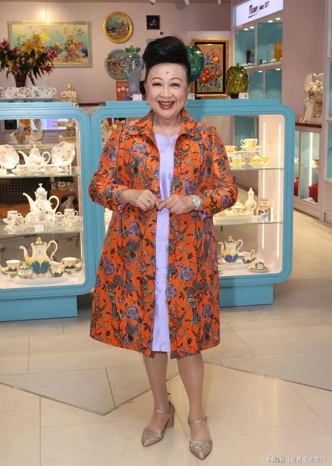 嫁豪门生三娃被赶今创亿万身家与小17岁男友甜蜜(图3)