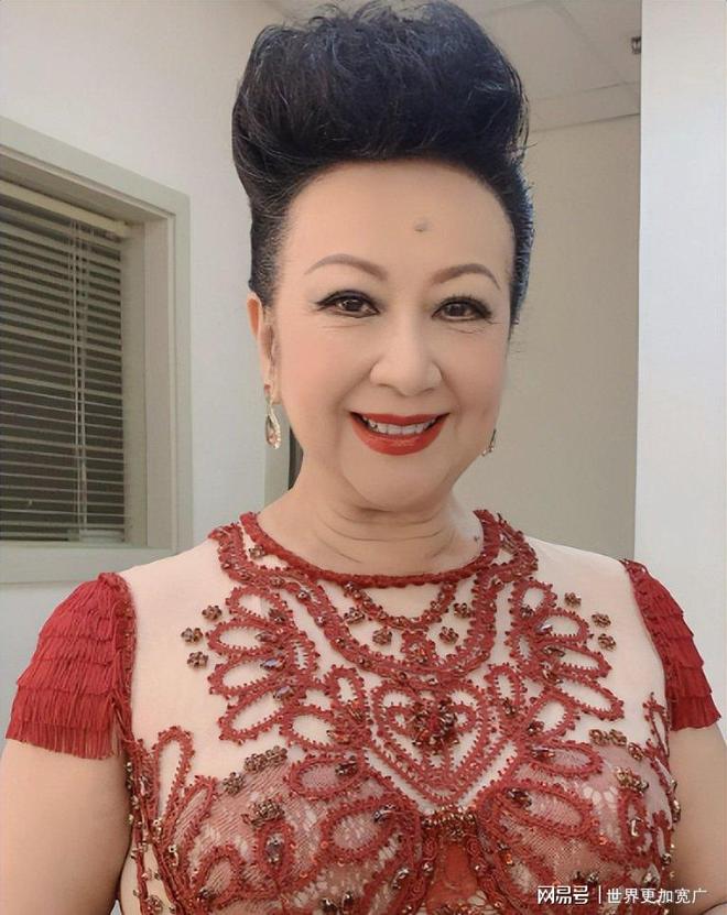 嫁豪门生三娃被赶今创亿万身家与小17岁男友甜蜜(图2)