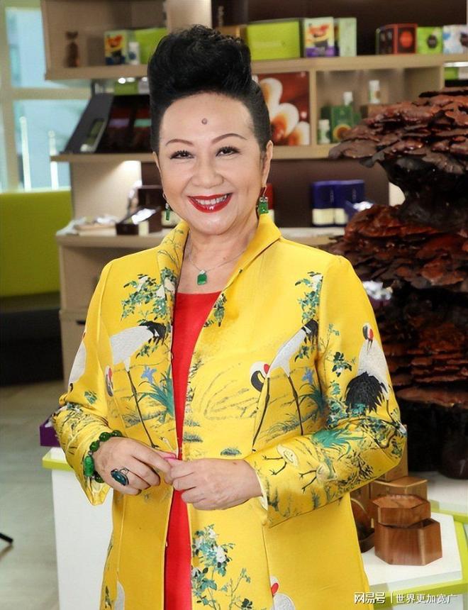 嫁豪门生三娃被赶今创亿万身家与小17岁男友甜蜜(图4)