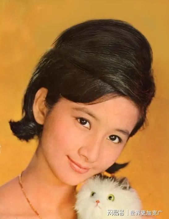 嫁豪门生三娃被赶今创亿万身家与小17岁男友甜蜜(图7)