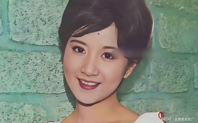 嫁豪门生三娃被赶今创亿万身家与小17岁男友甜蜜(图5)