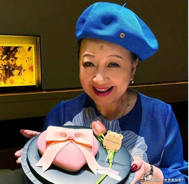 嫁豪门生三娃被赶今创亿万身家与小17岁男友甜蜜(图6)