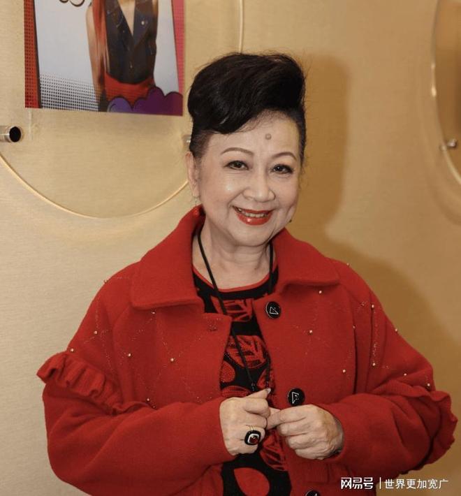 嫁豪门生三娃被赶今创亿万身家与小17岁男友甜蜜(图8)