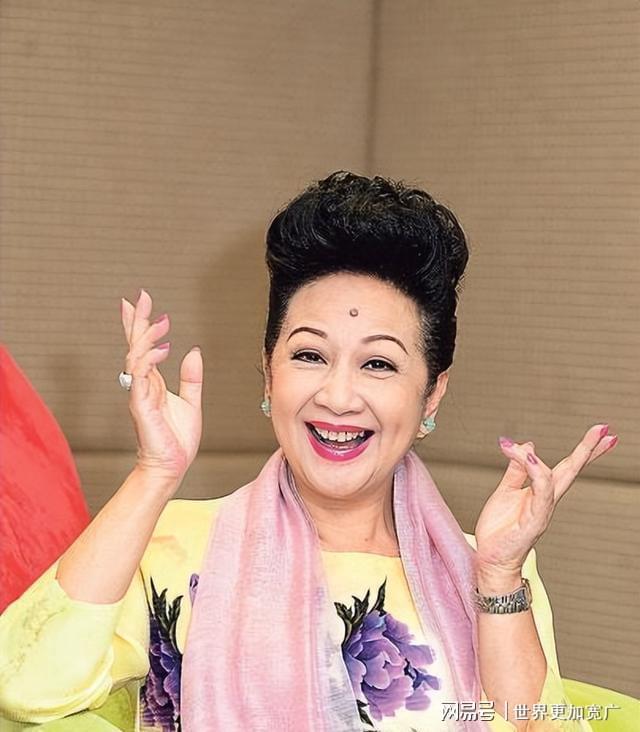 嫁豪门生三娃被赶今创亿万身家与小17岁男友甜蜜(图9)