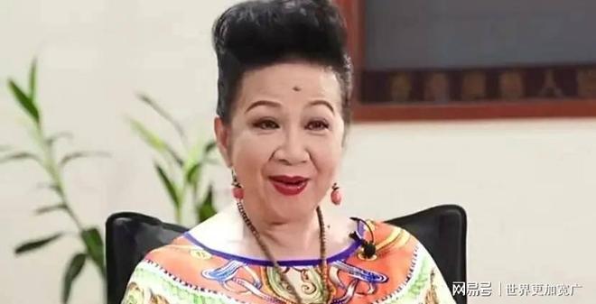 嫁豪门生三娃被赶今创亿万身家与小17岁男友甜蜜(图10)