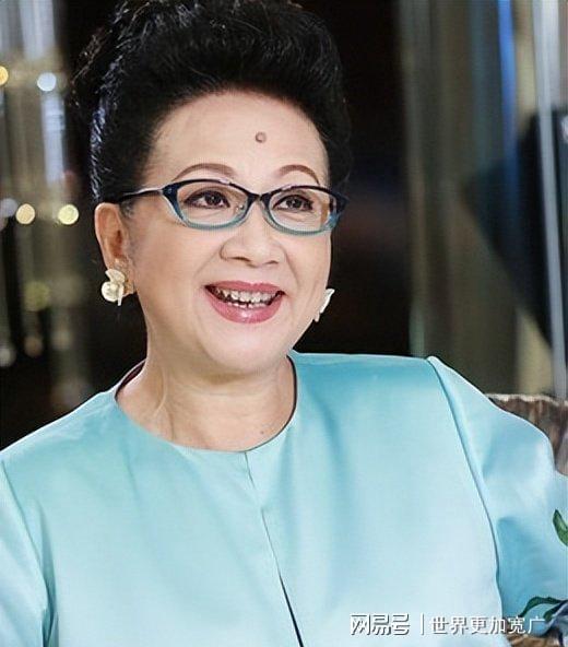 嫁豪门生三娃被赶今创亿万身家与小17岁男友甜蜜(图18)