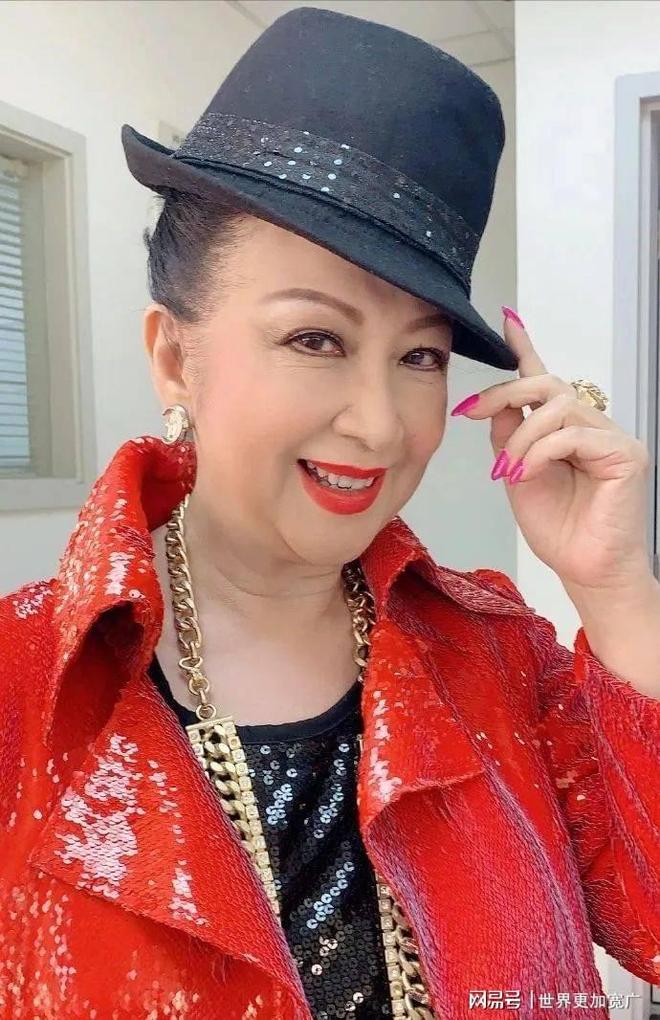 嫁豪门生三娃被赶今创亿万身家与小17岁男友甜蜜(图15)