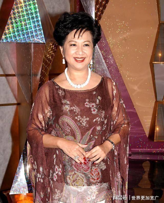 嫁豪门生三娃被赶今创亿万身家与小17岁男友甜蜜(图17)