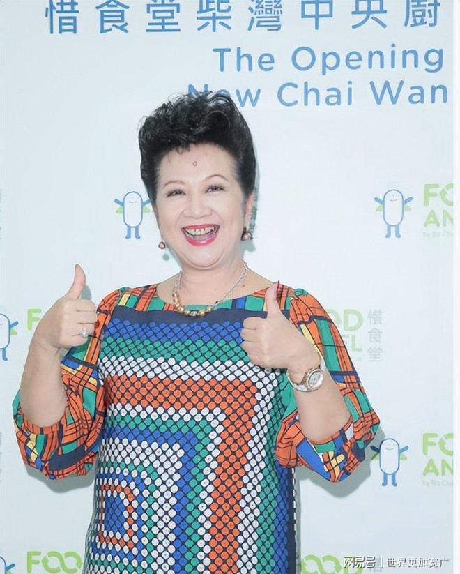 嫁豪门生三娃被赶今创亿万身家与小17岁男友甜蜜(图16)