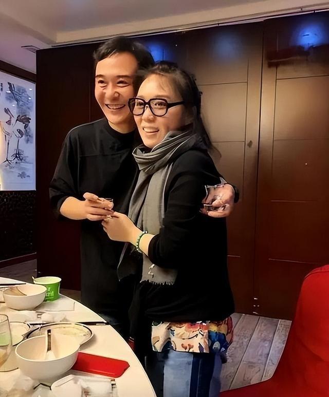 九游娱乐：他长得帅演技好不顾一切娶大15岁妻恩爱至今没生孩子也幸福(图2)