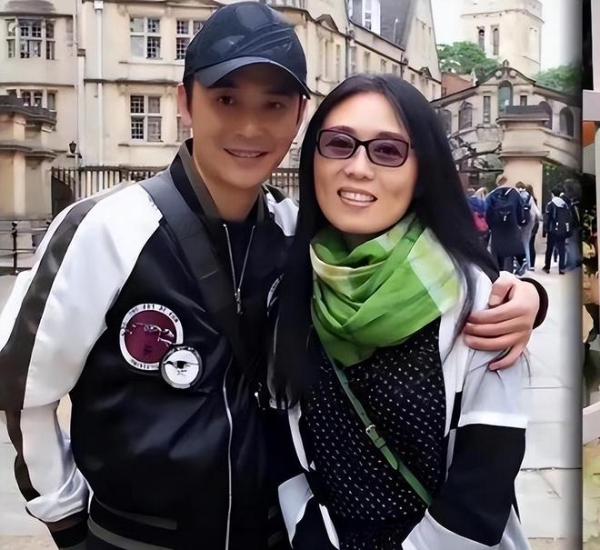 九游娱乐：他长得帅演技好不顾一切娶大15岁妻恩爱至今没生孩子也幸福(图3)