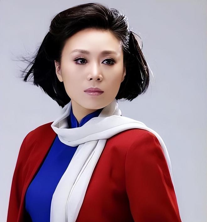 九游娱乐：他长得帅演技好不顾一切娶大15岁妻恩爱至今没生孩子也幸福(图7)