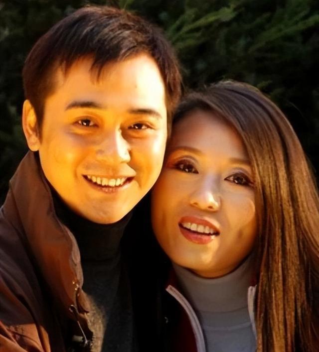 九游娱乐：他长得帅演技好不顾一切娶大15岁妻恩爱至今没生孩子也幸福(图5)