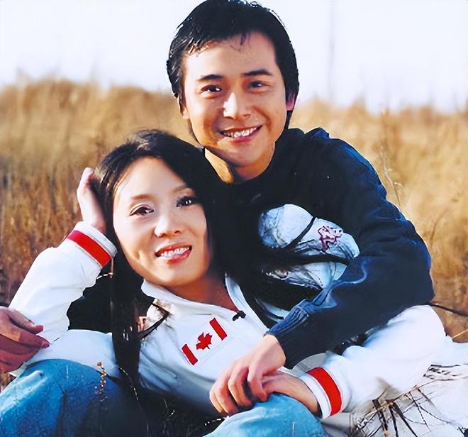 九游娱乐：他长得帅演技好不顾一切娶大15岁妻恩爱至今没生孩子也幸福(图6)