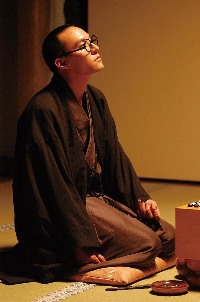 九游娱乐文化：光影里的“黑白世界”(图2)