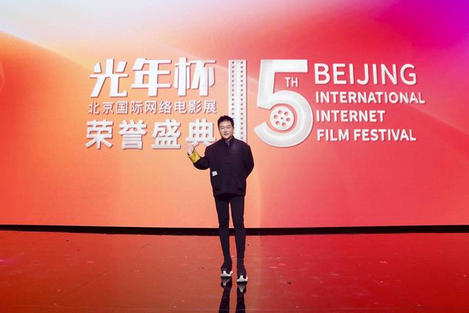 九游娱乐：世界夫人创始人冯跃振携电影《6070》剧组出席北京国际网络电影展荣誉盛典(图2)