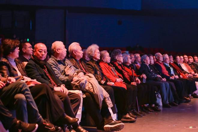 九游娱乐：世界夫人创始人冯跃振携电影《6070》剧组出席北京国际网络电影展荣誉盛典(图3)