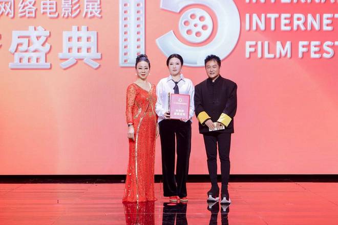 九游娱乐：世界夫人创始人冯跃振携电影《6070》剧组出席北京国际网络电影展荣誉盛典(图5)