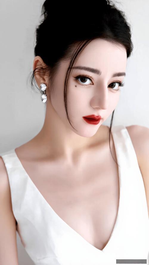 迪丽热巴2025年热搜上榜1174次流量与实力之争(图1)